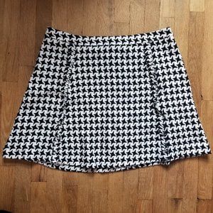 LOFT Black and White Big Houndstooth Patterned Mini Skirt Women's Size 16